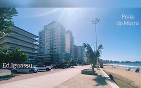 Flat Vista Mar 109 - Praia do Morro - prédio frente Mar - varanda com vista mar - elevador - atravessou a avenida, ja esta na Praia - internet - com garagem para carro pequeno